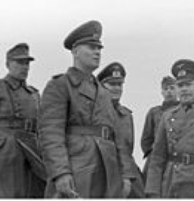 File source: http://commons.wikimedia.org/wiki/File:Bundesarchiv_Bild_101I-298-1758-19,_Frankreich,_Rommel_und_Offiziere_an_Somme-M%C3%BCndung.jpg
